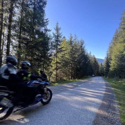 Toermotor in de Oostenrijkse Alpen