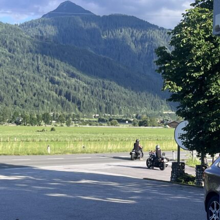 Motorvakantie in Flachau - Hotel Schützenhof Parkeerplaats voor motoren bij Genießer-Hotel Schützenhof